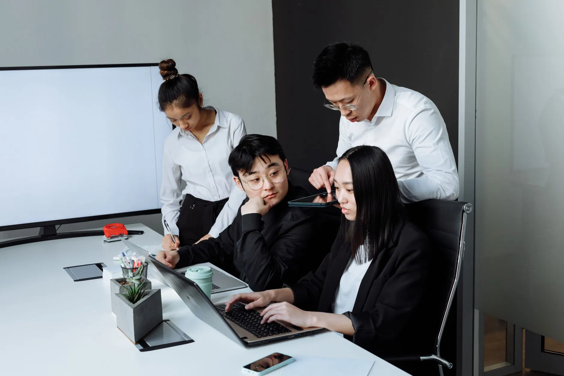 企业级智能硬件与办公设备集成方案:轻舟已贸的供应链优势